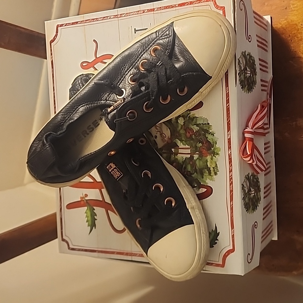 Womens Converse black leather shoreline